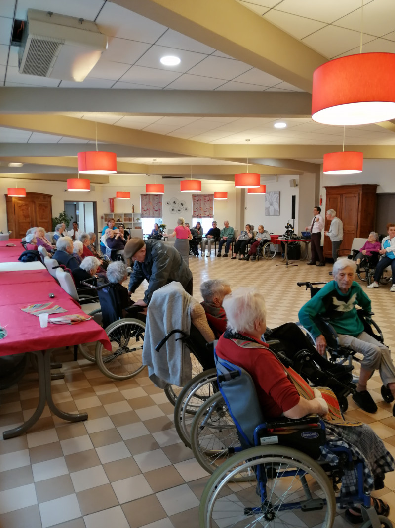 Prestation musicale pour célébrer les anniversaires