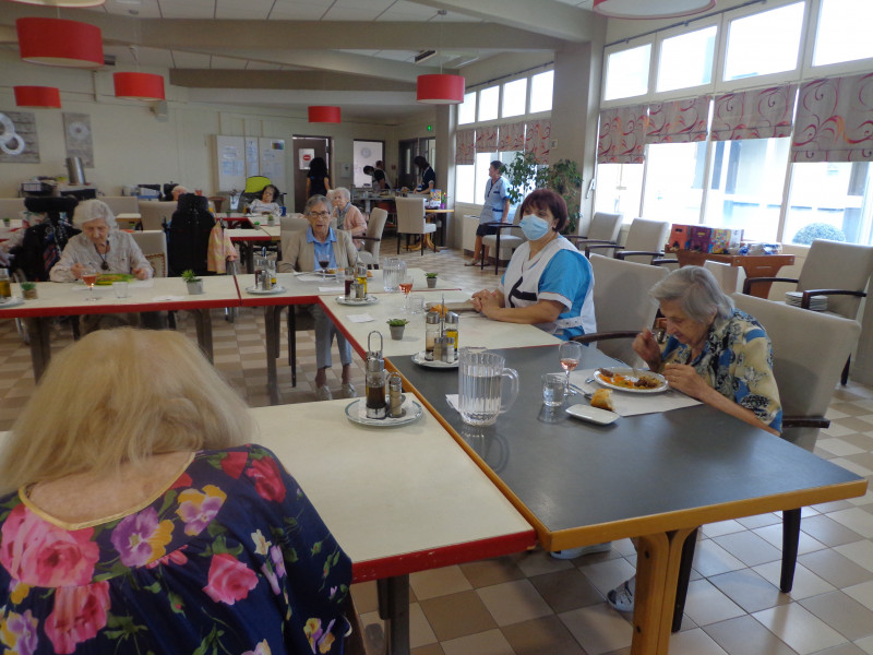 Repas dans la grande salle à manger