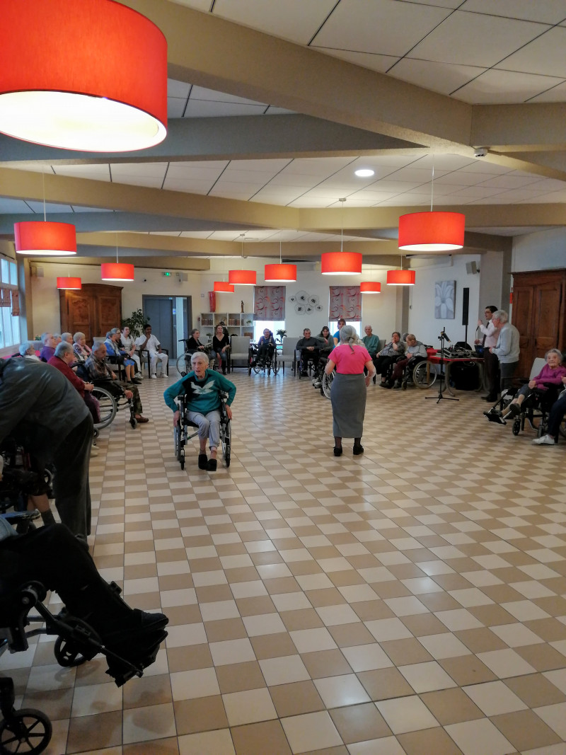 Prestation musicale pour célébrer les anniversaires