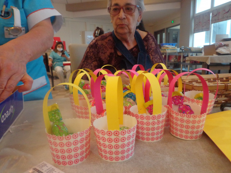 Atelier loisirs créatifs réalisation des paniers de Pâques