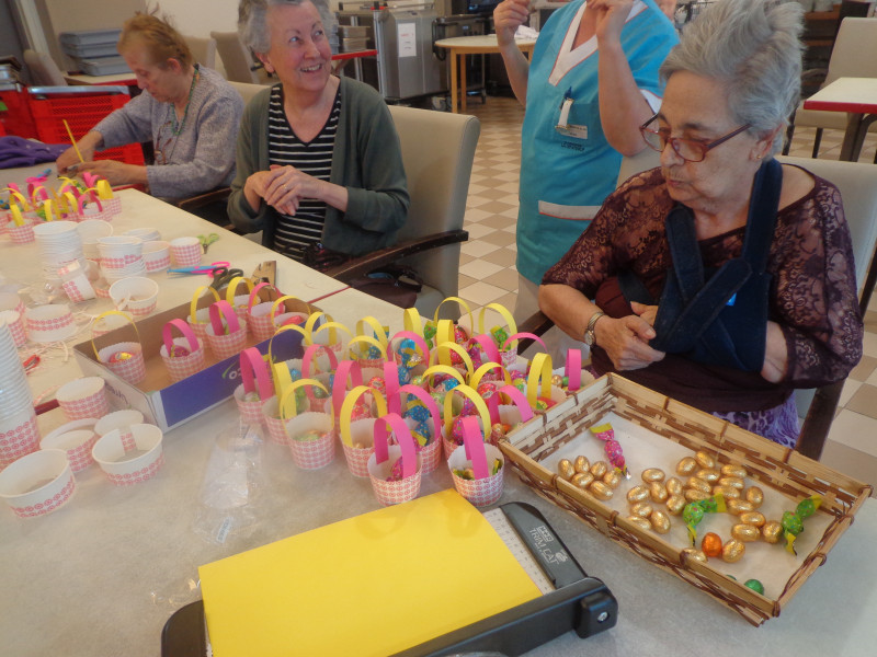 Atelier loisirs créatifs réalisation des paniers de Pâques